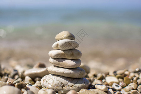 堆在海滩的禅宗石头海滩上的石头金字塔禅宗冥想背景平衡的石头堆叠关闭与图片