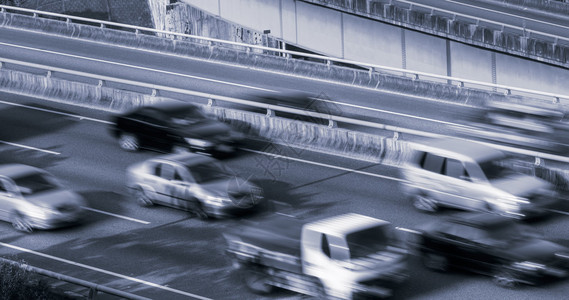 高速公路上的汽车快速驾驶和运动图片