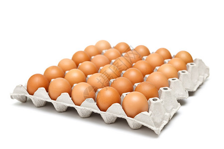 托盘中的一组新鲜鸡蛋图片