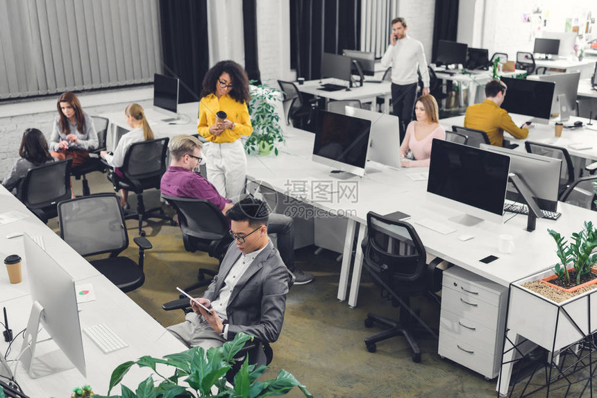 多族裔商人群体在开放空间办公室一起工作的高角度视角水平的高度视高清图片下载-正版图片502615599-摄图网