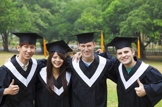 大学校园毕业礼服中快图片