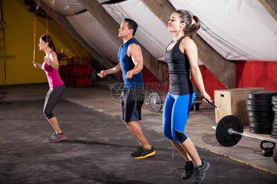 一群运动员在交叉训练体育馆里用跳绳锻炼运图片