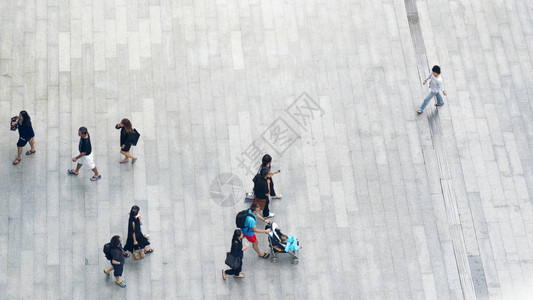 在城市的商街上行人街图片