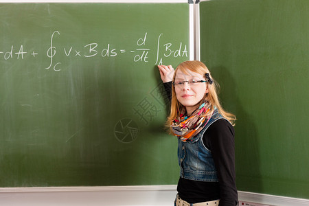 数学校黑板上的孩子或学生图片