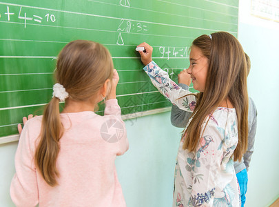 学生在黑板上写字数学课图片