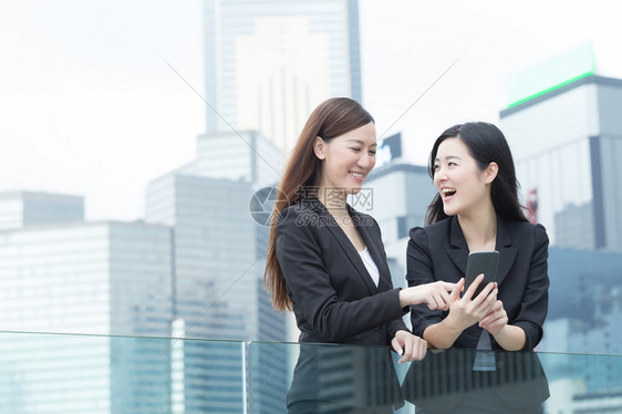 亚洲商界女在亚洲香港互相交谈图片