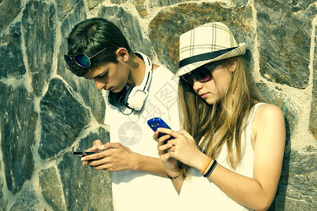 年轻夫妇与移动电话沟图片