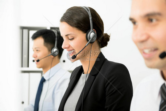作为电话推销员或客户服务人员在呼叫中心工图片