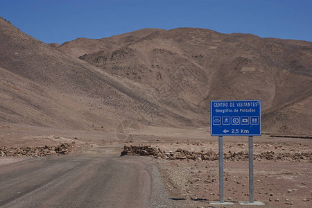 智利北部塔拉帕卡地区阿塔卡马沙漠CerroPintados山坡上的图片