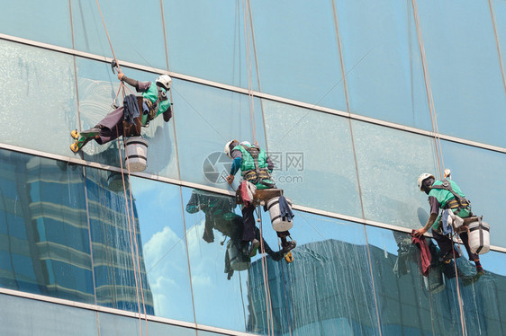 高楼的清洁窗户服务工人群体在高楼大内图片