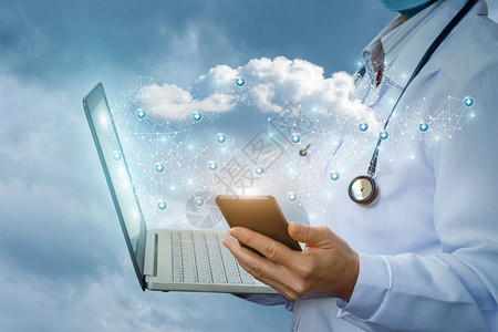 在移动和笔记本电脑上用云数据运行的医生现代医学概念图片