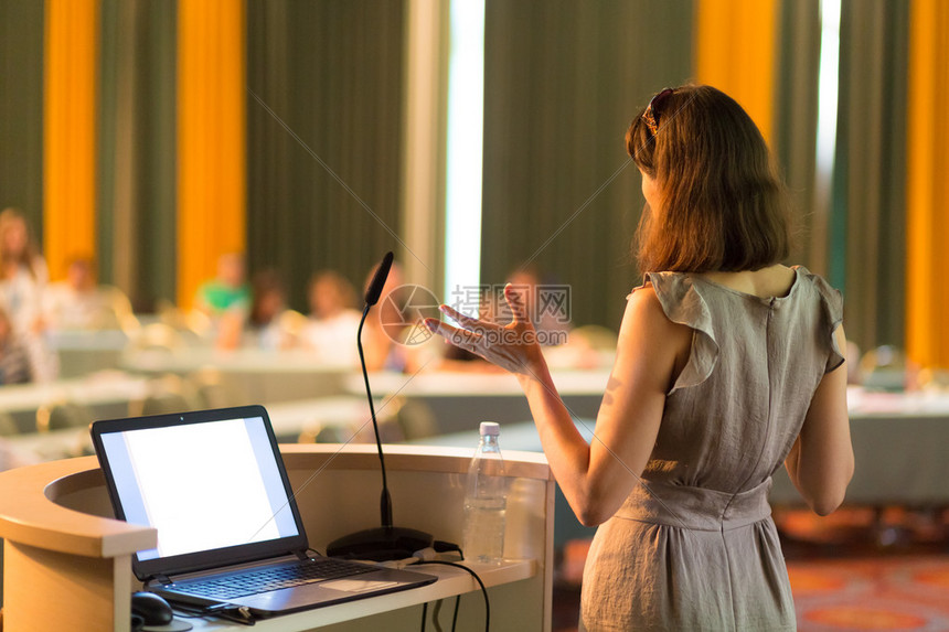 商务会议和演示文稿的女发言人会议厅的观众商业和创业女商图片