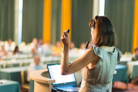 做商业演示的女商人女发言人在商务会议上发表演讲商业和创业理念白屏上的图片