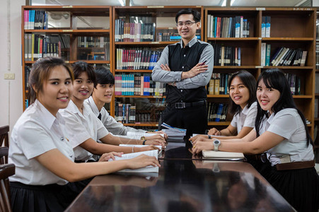 课堂上亚洲教师的肖像大学教育图片