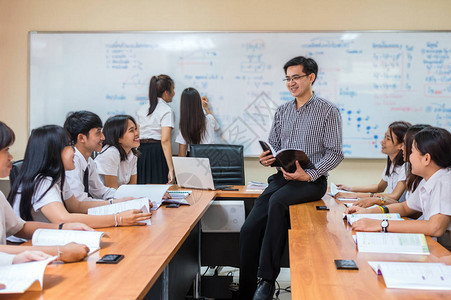 亚洲教师在课堂上给大学生群体上课图片