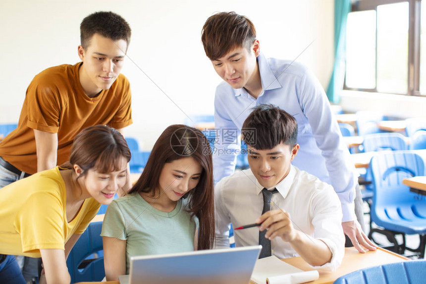 大学生和教师在课堂上讨论各高清图片下载-正版图片502619532-摄图网