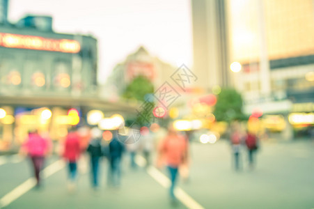 使用古老的多彩色过滤器在路上行走的人模糊背景奥克兰市中心拥挤的皇后街在城市商业区高峰时段的简易布基赫QueenStreet图片