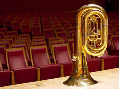 音乐厅里的金色大号管乐器铜乐器图片