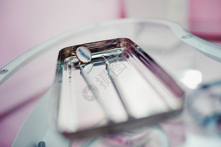 不锈钢托盘中的牙科消毒器械背景图片