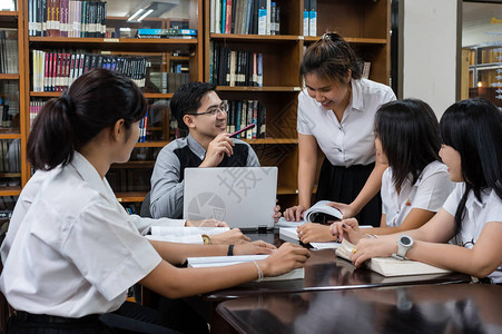 亚洲教师给在课堂上实践的学生群体授课背景图片