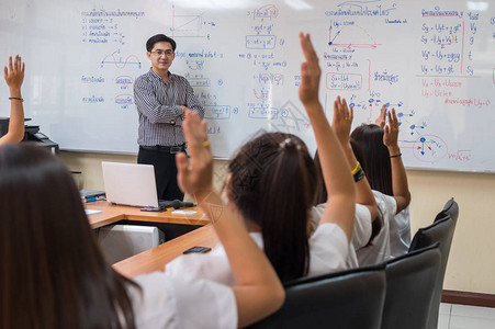 亚洲教师给在课堂上实践的学生群体授课图片