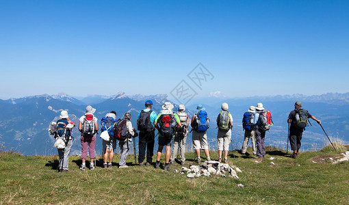 旅行者群体背景图片