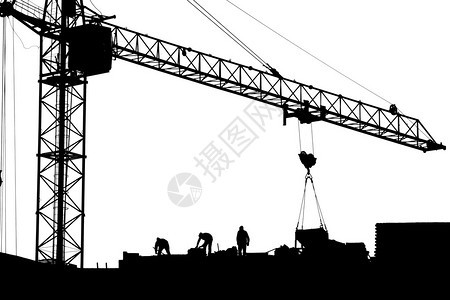 建筑起重机和工人在建筑工地上的剪影图片