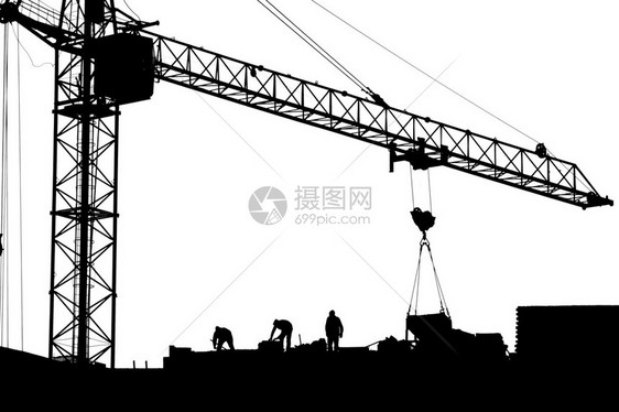 建筑起重机和工人在建筑工地上的剪影图片