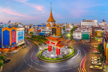 在泰国曼谷唐人街一端的环形路口交通经过城的Odeon图片