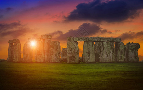 英国威尔特郡古代史前石头纪念碑巨石柱上图片