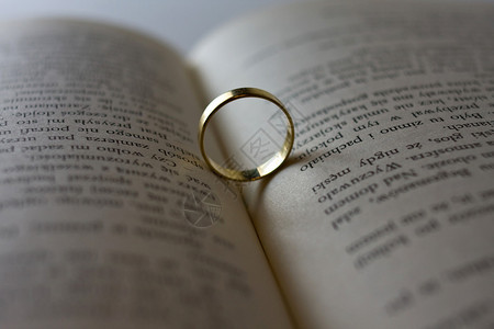 书中的结婚戒指背景图片