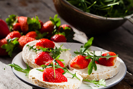 多片草莓果米蛋糕软马斯卡波尼奶酪和健康早餐的香肠图片