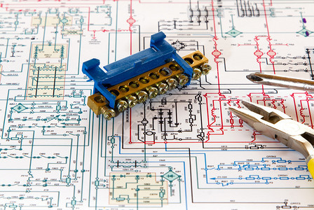 钳子螺丝刀和端子位于电子路上图片