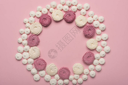由白色和莓棉花糖制成的圆形边框在背景图片