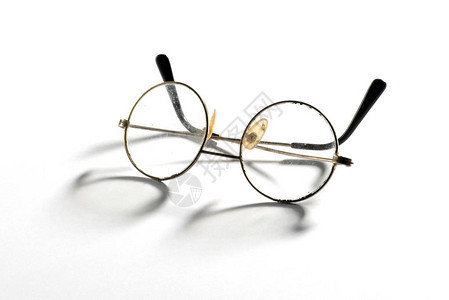 一对老式金属丝框眼镜或圆形镜片的眼镜图片