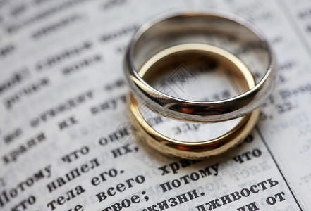 圣经上的结婚戒指背景图片