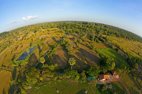 直近地平线可见吴哥瓦的柬埔寨农村的图片