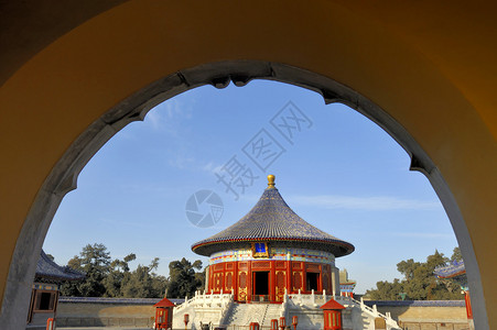 中央是一座圆形建筑图片