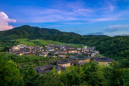 一组可追溯到明代的土楼或土楼图片