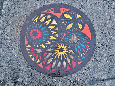 日本长野县松本市的井盖刻在井盖上的手鞠球松本手鞠是用纱线装饰图片