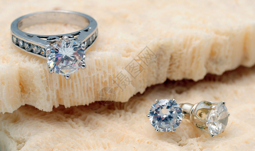 美丽的钻石订婚戒指和围圈上戴图片