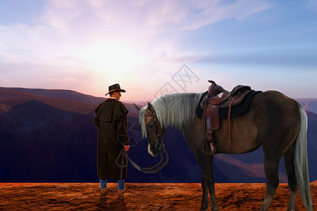 一个牛仔站在高原上带着他的牛马就像太阳在新的图片