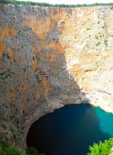 克罗地亚死火山口中的红湖图片