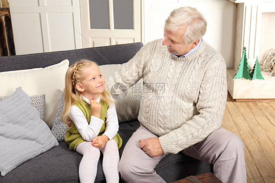 有孙女的老人在家图片