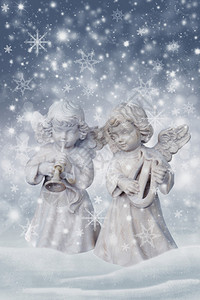 圣诞天使在雪地里演奏圣诞歌曲背景图片