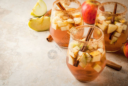 温暖的苹果桑格利亚汽酒图片