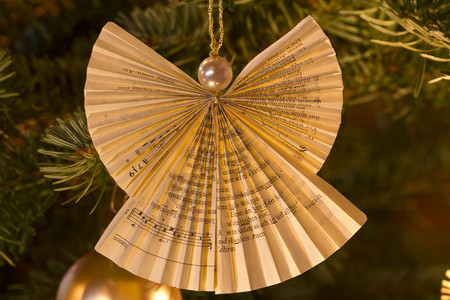 圣诞树天使装饰由一本祷告书折背景图片