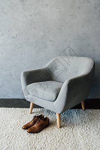 简约室内装饰在空房间的纺织手椅旁边地毯上的背景