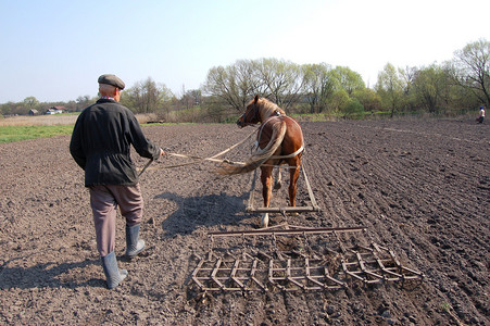 农民在工作耕地图片