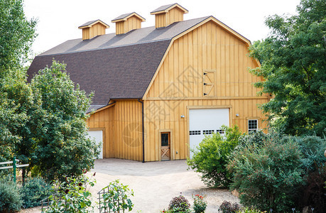 天然木板和瓦屋顶的现代谷仓背景图片